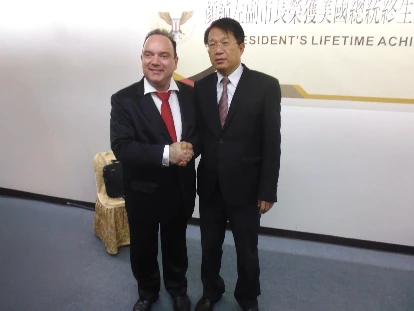 The Deputy Mayor Dr. Yen Chun-tso of Tainan congratulates Prof. Dr. Mathias Kunze on his appointment as Chair Professor at Nan Jeon University in 2015. The Deputy Mayor Dr. Yen Chun-tso of Tainan congratulates Prof. Dr. Mathias Kunze on his professorship in 2015.