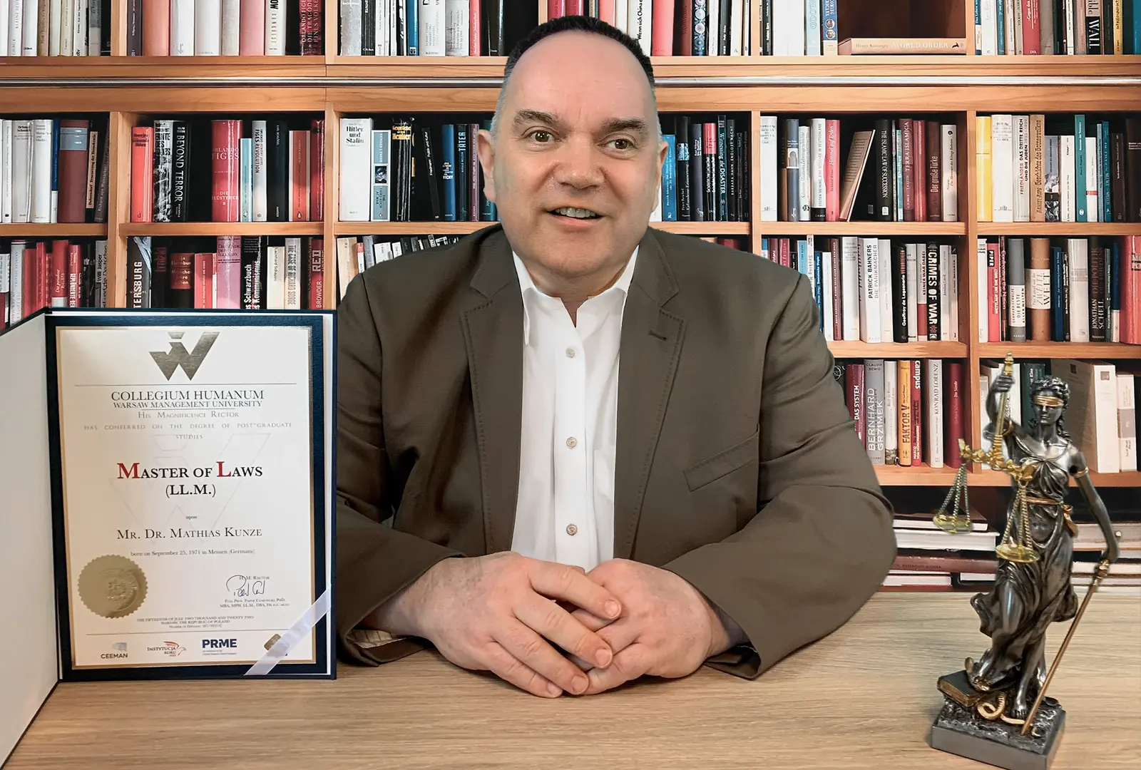 Prof. Dr. Mathias Kunze with the Master of Laws diploma from Warsaw Management University, awarded in 2022. Prof. Dr. Mathias Kunze presenting his Master’s degree in Laws, awarded in 2022.